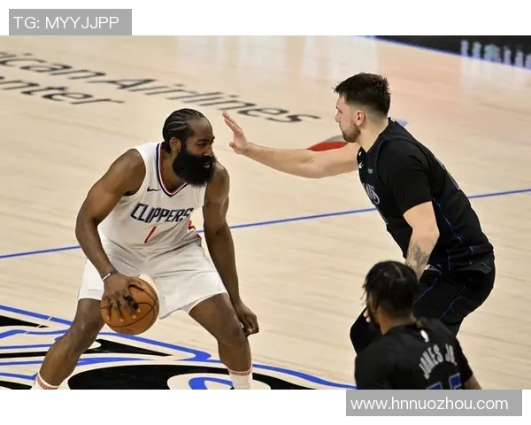 约什吉迪带领球队冲击季后赛展现年轻球员的无限潜力与魅力